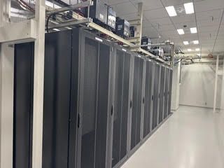 機器を繋ぎ灯す作業・サーバーラックが幷ぶデータセンター
